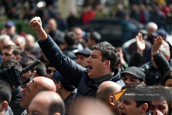 Митингующие считают, что власти страны ведут антиармянскую политику и выкрикивали &quot;Позор&quot; и “Армения без турок”.Акция протеста у здания МИД (17 марта 2022). Еревaн - Sputnik Армения