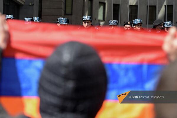 Множество сотрудников полиции охраняли здание внешнеполитического ведомства от митингующих - Sputnik Армения