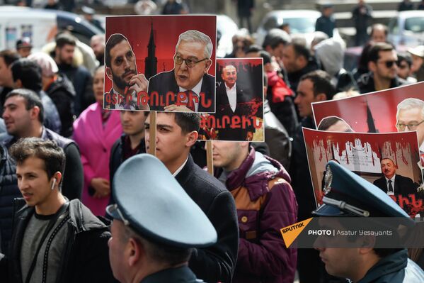 На митинг у здания МИД представители оппозиции пришли с плакатами с  фотографиями спецпосланников от Армении и Турции и надписью &quot;Найди турка&quot; - Sputnik Армения