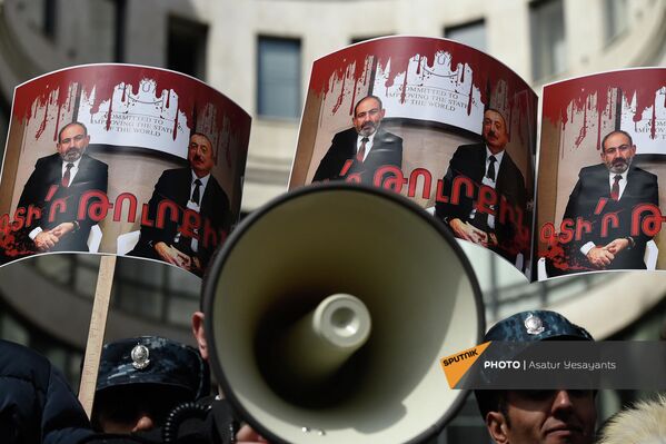 Участники акции принесли также плакаты, на которых были фотографии лидеров Армении и Азербайджана и надписью &quot;Найди турка&quot; - Sputnik Армения