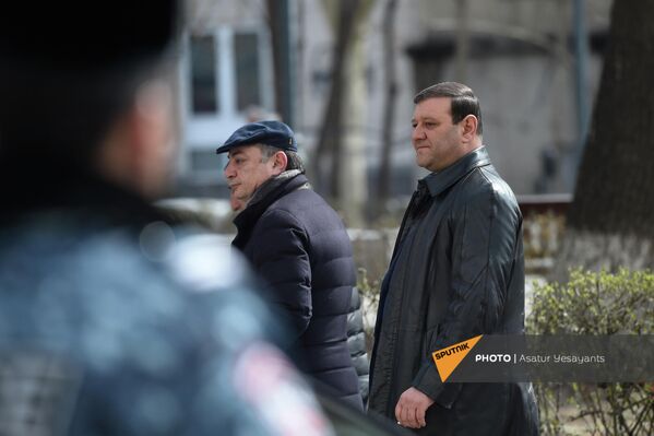 Депутат от блока &quot;Честь имею&quot; Тарон Маркарян и бывший парламентарий Ваграм Багдасарян также пришли на акцию - Sputnik Армения