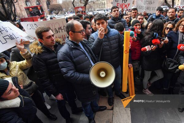 Митингующие принесли премьеру &quot;подарок&quot;  – трубу, тем самым требуя восстановить газоснабжение в Карабахе - Sputnik Армения