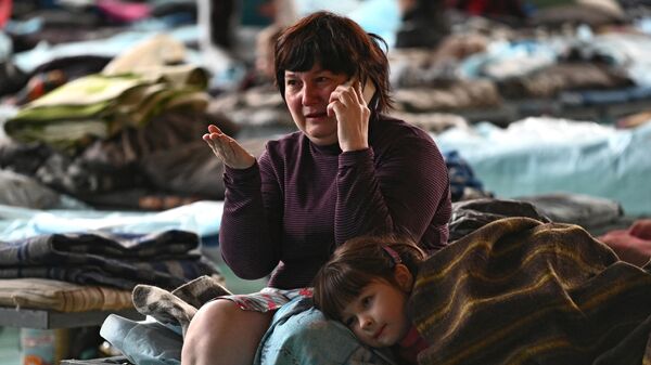 Женщина с ребенком в пункте временного размещения в Таганроге - Sputnik Армения