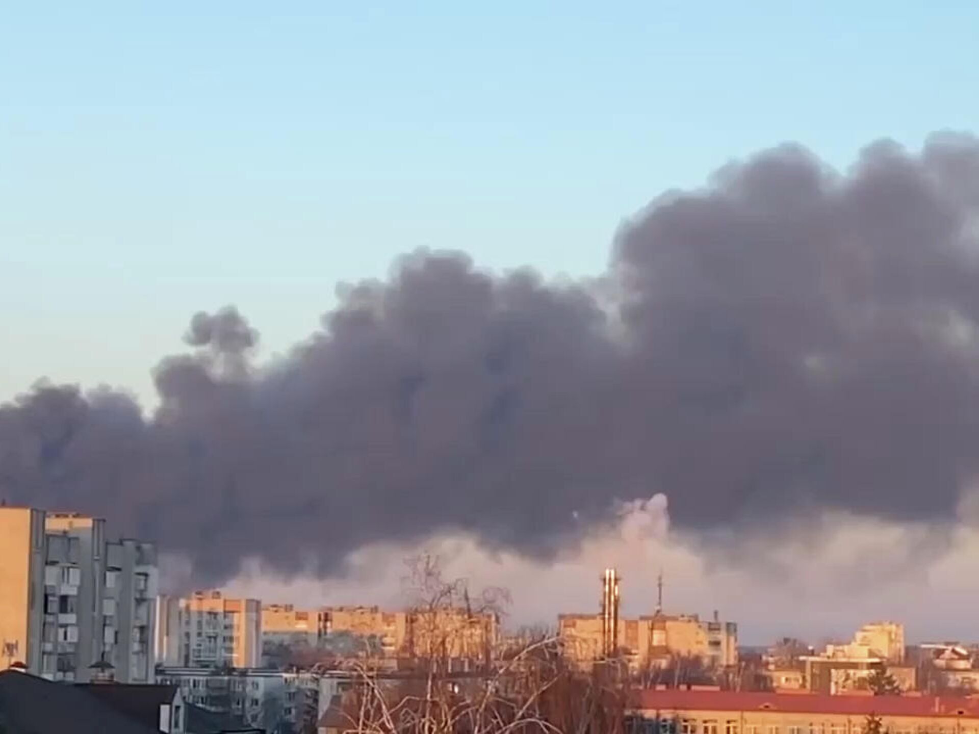 Ракетная атака на украину сейчас. Город в дыму. Львов ракетный удар. Пожары и взрывы. Взрывы во Львове.