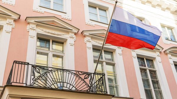 Флаг РФ на здании посольства России в Таллине - Sputnik Армения