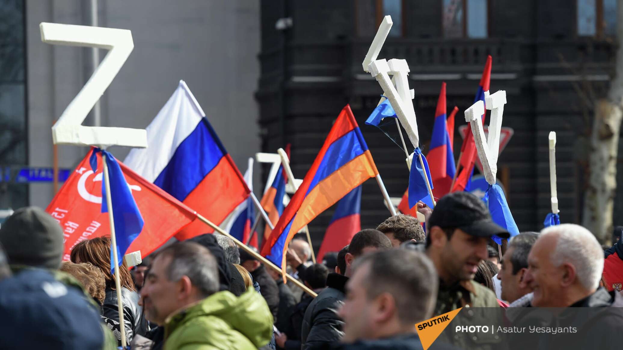 Армения поддерживает россию. Митинг в Армении в поддержку России. Армения митинг за Россию. Митинги в Армении в поддержку Украины. Русские неонацисты.