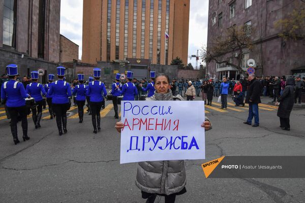 Участница держит плакат с надписью &quot;Россия Армения дружба&quot; - Sputnik Армения