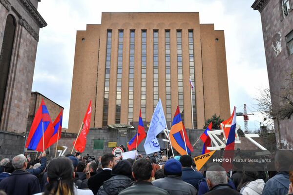 Акция в поддержку России у здания российского посольства  - Sputnik Армения