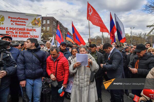 Участники акции шествием направлятся к посольству  - Sputnik Армения