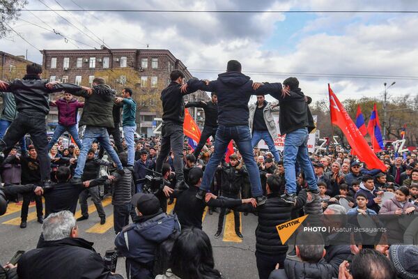 Танец &quot;Берд&quot; во время акции в поддержку России  - Sputnik Армения