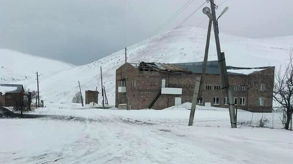 Ветер снес крыши зданий в Ширакской области - Sputnik Армения