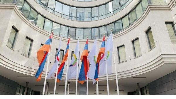 Հայաստանի ու Ֆրանկոֆոնիայի միջազգային կազմակերպության դրոշները ՀՀ ԱԳՆ շենքի մոտ - Sputnik Արմենիա