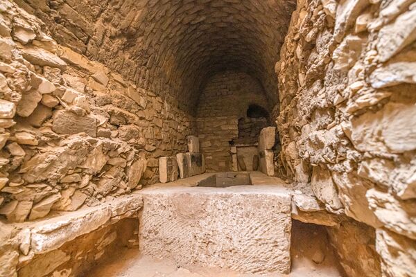 Интерьер гробницы Ири - одной из пяти гробниц фараонов, недавно обнаруженных на археологических раскопках Саккары - Sputnik Армения