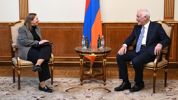 Президент Ваагн Хачатурян принял Чрезвычайного и полномочного посла США Лин Трейси (21 марта 2022). Еревaн - Sputnik Армения