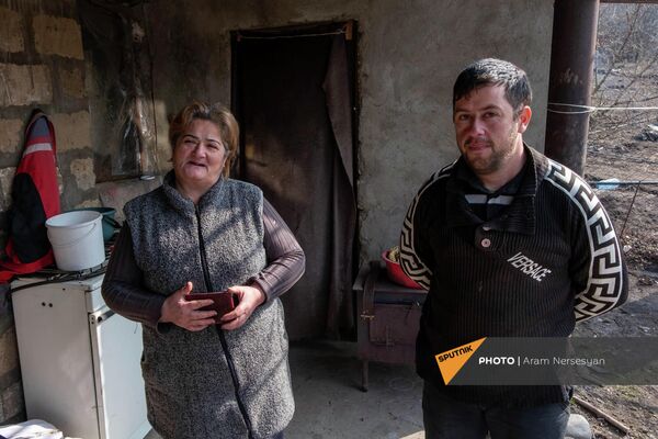 Жители села Воскепар Тавушской области Сильва Бегларян с сыном - Sputnik Армения