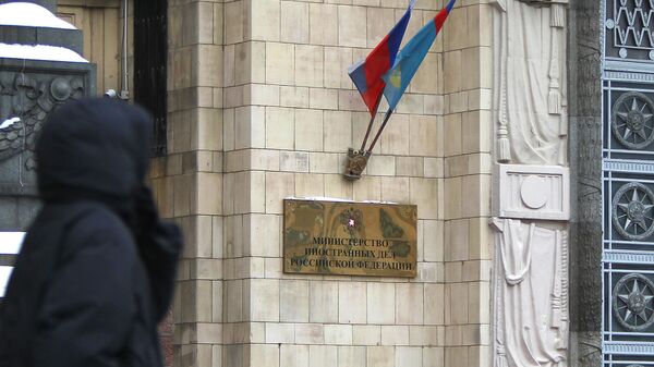 Прохожий у здания Министерства иностранных дел России - Sputnik Армения