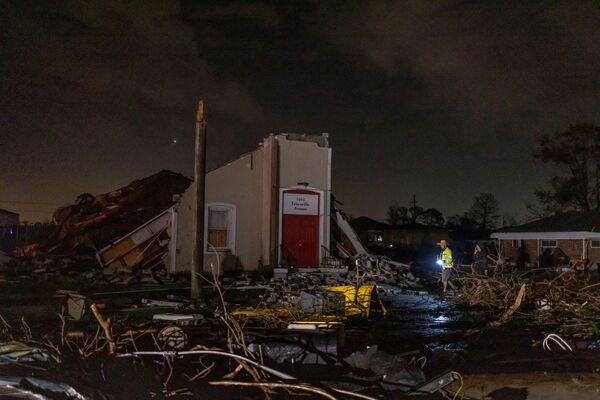 Поврежденное после торнадо здание  в районе Араби, округ Сен-Бернар, Новый Орлеан, Луизиана - Sputnik Армения