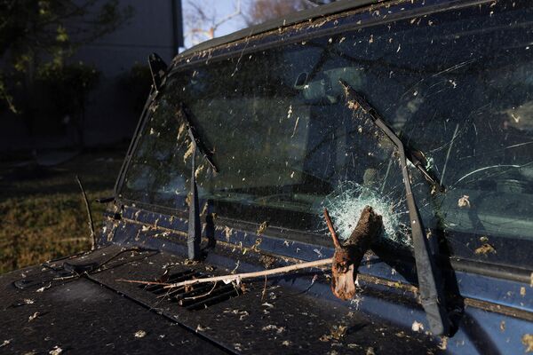 Разбитое лобовое стекло автомобиля после торнадо в Раунд-Роке - Sputnik Армения