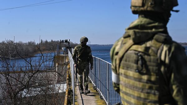 Военнослужащие ВС РФ на дамбе Северо-Крымского канала в Херсонской области. - Sputnik Армения