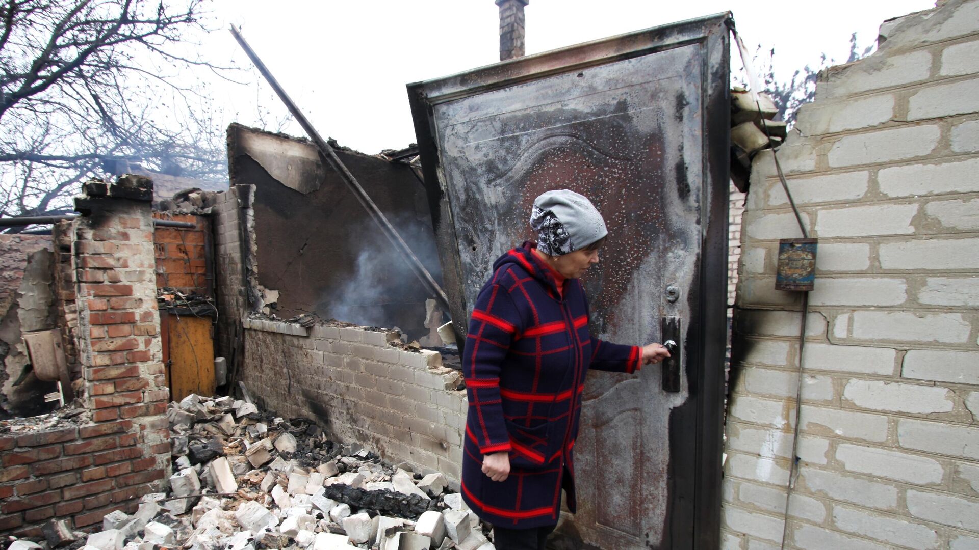 Дом на окраине Петровского района Донецка, сгоревший от прямого попадания снаряда в ходе обстрела. - Sputnik Армения, 1920, 04.04.2022