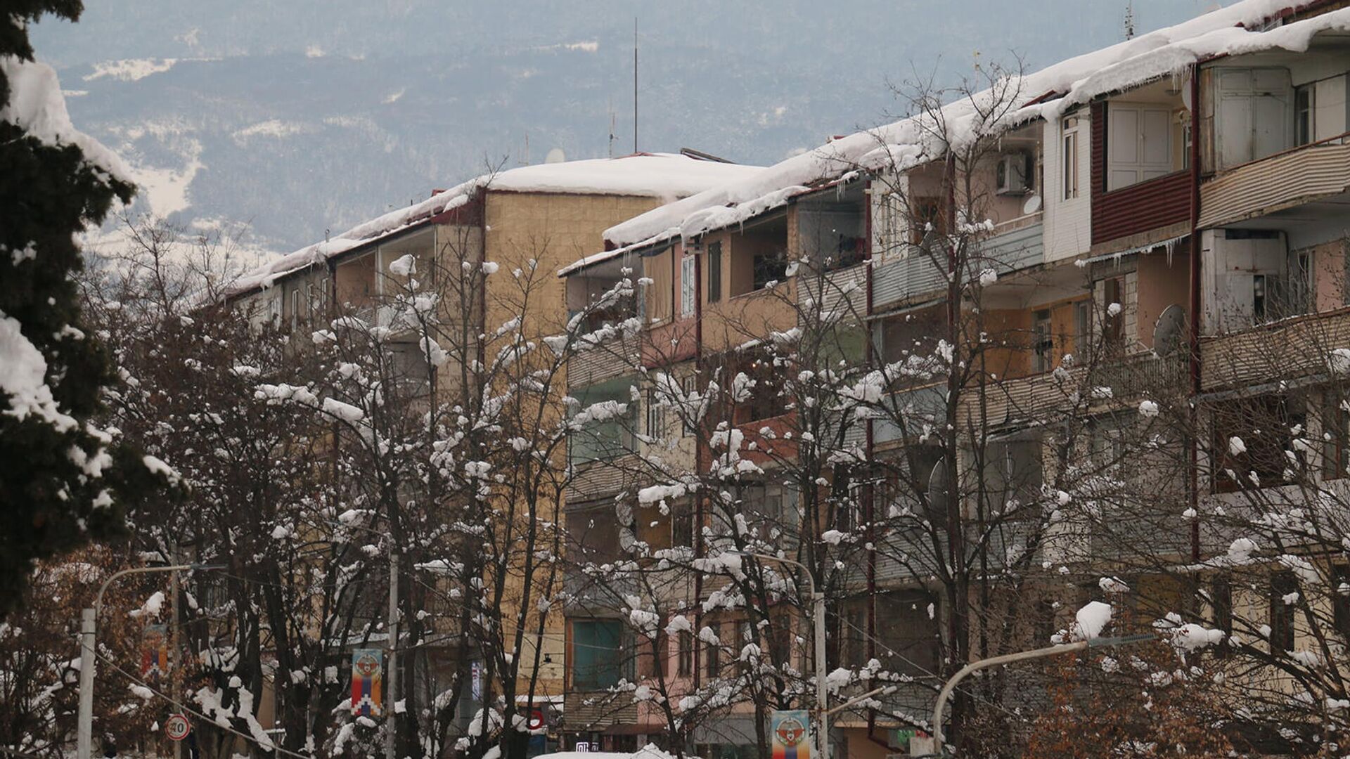 Снег на зданиях в Степанакерте - Sputnik Армения, 1920, 07.02.2023
