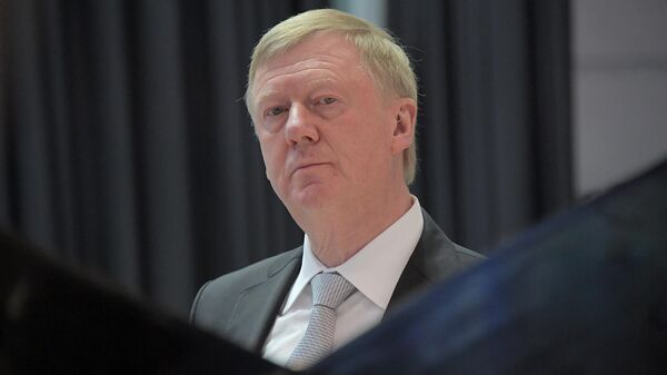 Председатель правления УК Роснано Анатолий Чубайс во время посещения Российского центра гибкой электроники (10 марта 2020). Москвa - Sputnik Армения