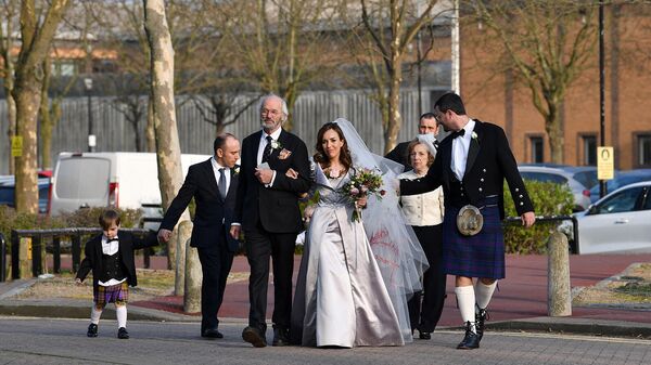 Отец основателя WikiLeaks Джулиана Ассанжа Ричард с невестой сына Стеллой Морис выходят из тюрьмы Белмарш (23 марта 2022). Лондон - Sputnik Армения