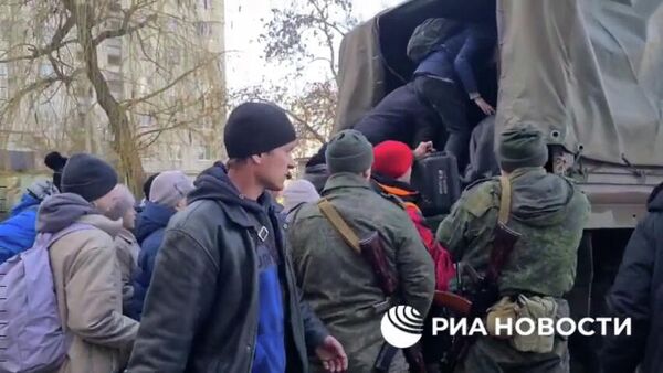 Народная милиция ЛНР вывозит людей из находящегося под обстрелами украинских войск города Рубежное - Sputnik Армения