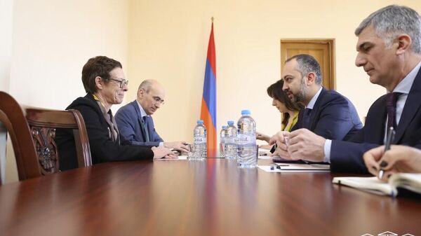 Председатель Постоянной комиссии НС по внешним сношениям Эдуард Агаджанян встретился с Чрезвычайным и полномочным послом Франции Анн Луйо (25 марта 2022). Еревaн - Sputnik Армения