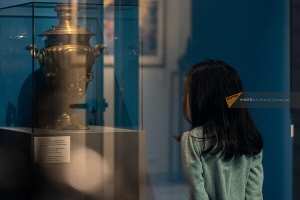 Երիտասարդ այցելուն Ռուսական արվեստի թանգարանի ինքնաեռների ցուցահանդեսում՝ Գաբրիել Սունդուկյանի ինքնաեռ-ըմպանակի մոտ - Sputnik Արմենիա