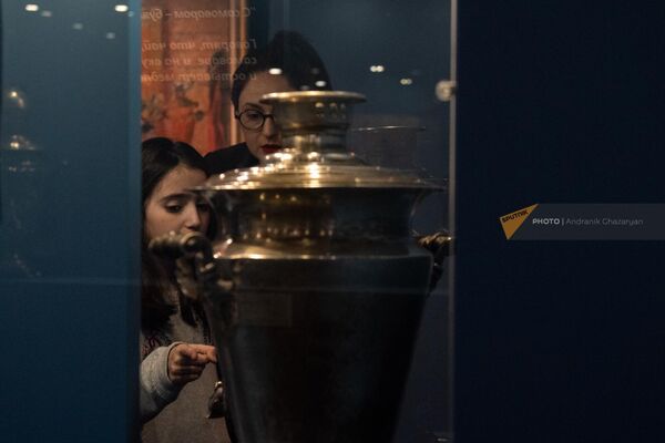 Посетители рассматривают экспонаты выставки самоваров в Музее Русского искусства - Sputnik Армения