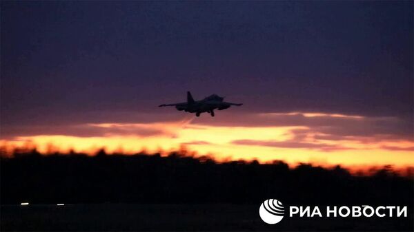 Минобороны России показало видео уничтожения складов с боеприпасами и вооружением украинских войск штурмовиками Су-25 - Sputnik Армения