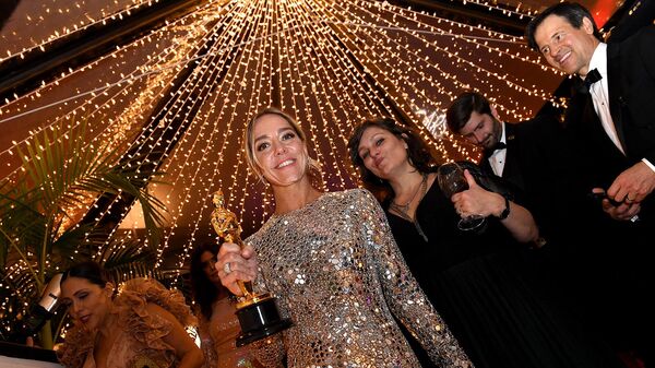 Режиссер Сиан Хедер держит свой Оскар за лучший адаптированный сценарий для CODA во время участия в 94-м ежегодном балу премии Оскар в Голливуде (27 марта 2022). Калифорния - Sputnik Армения