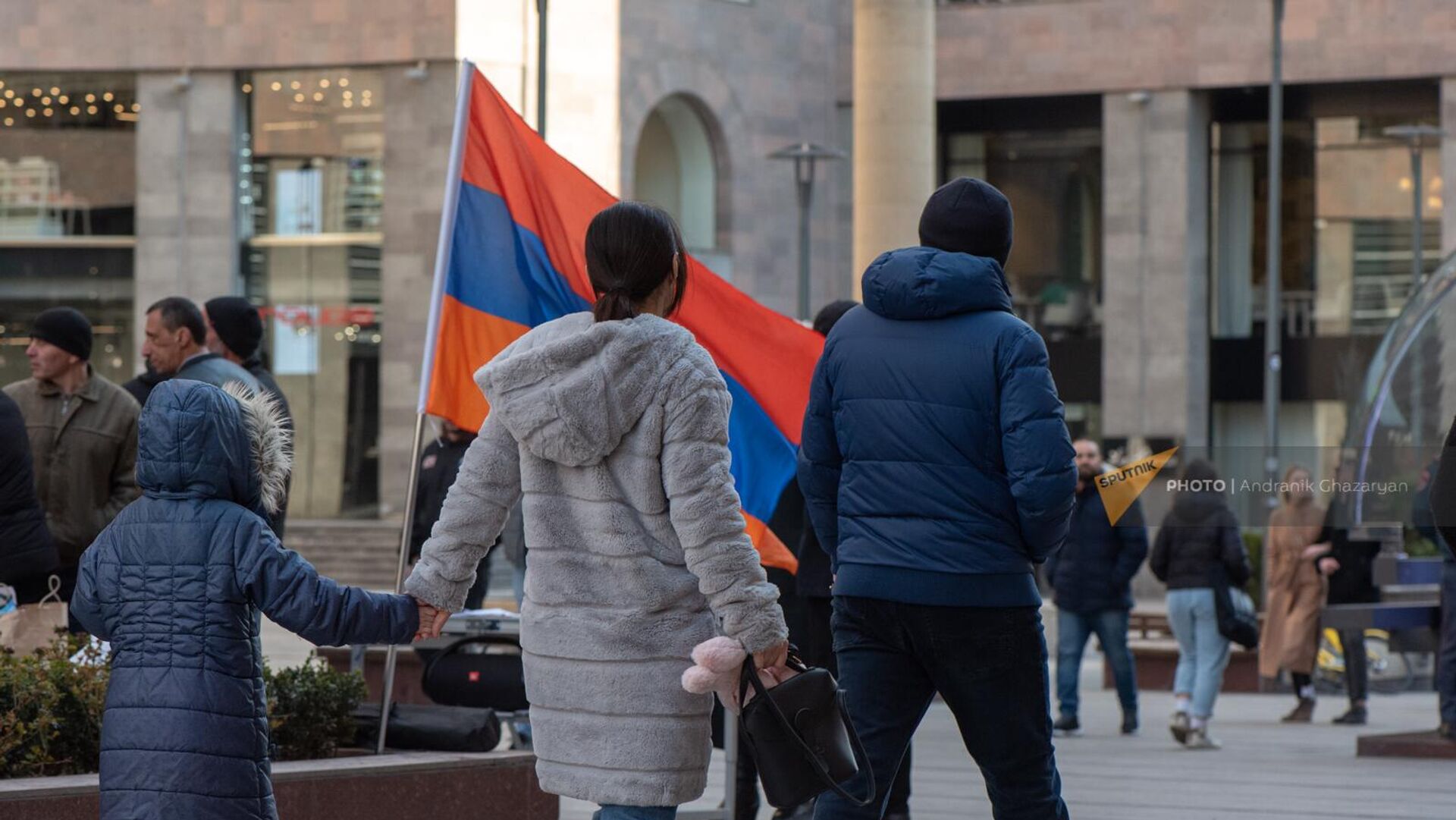 Люди проходят мимо флага Армении на Северном проспекте - Sputnik Армения, 1920, 22.09.2022