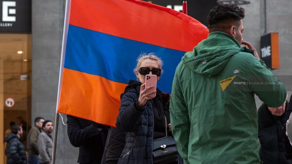 Туристы фотографируются на фоне флага Армении на Северном проспекте - Sputnik Армения
