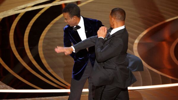 Актер Уилл Смит дает пощечину ведущему Крису Року на церемонии вручения 94й премии Оскар в Калифорнии  - Sputnik Արմենիա