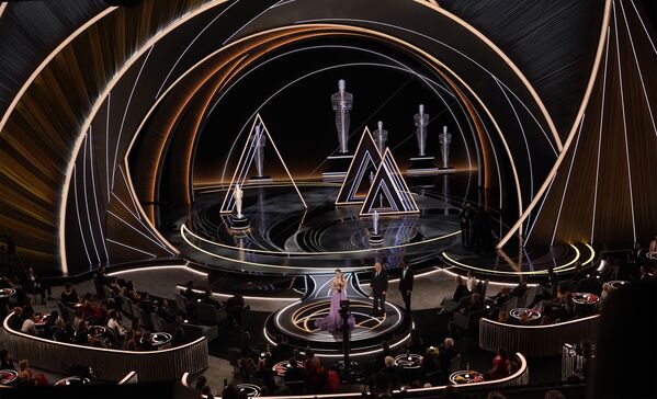 Ջեսիկա Չեսթեյնը (կենտրոնում) մրցանակ է ստանում «Թամի Ֆեյի աչքերը» ֆիլմում լավագույն դերի համար - Sputnik Արմենիա