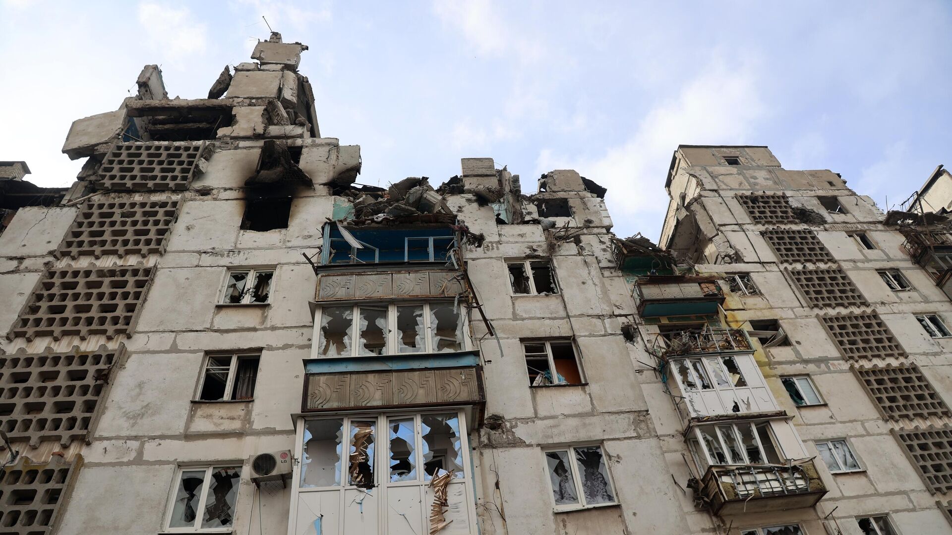 Разрушенный в результате обстрелов жилой дом в Мариуполе. - Sputnik Армения, 1920, 05.04.2022
