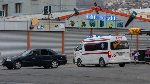 Շտապօգնության մեքենա Վարդանանց փողոցի վրա - Sputnik Արմենիա