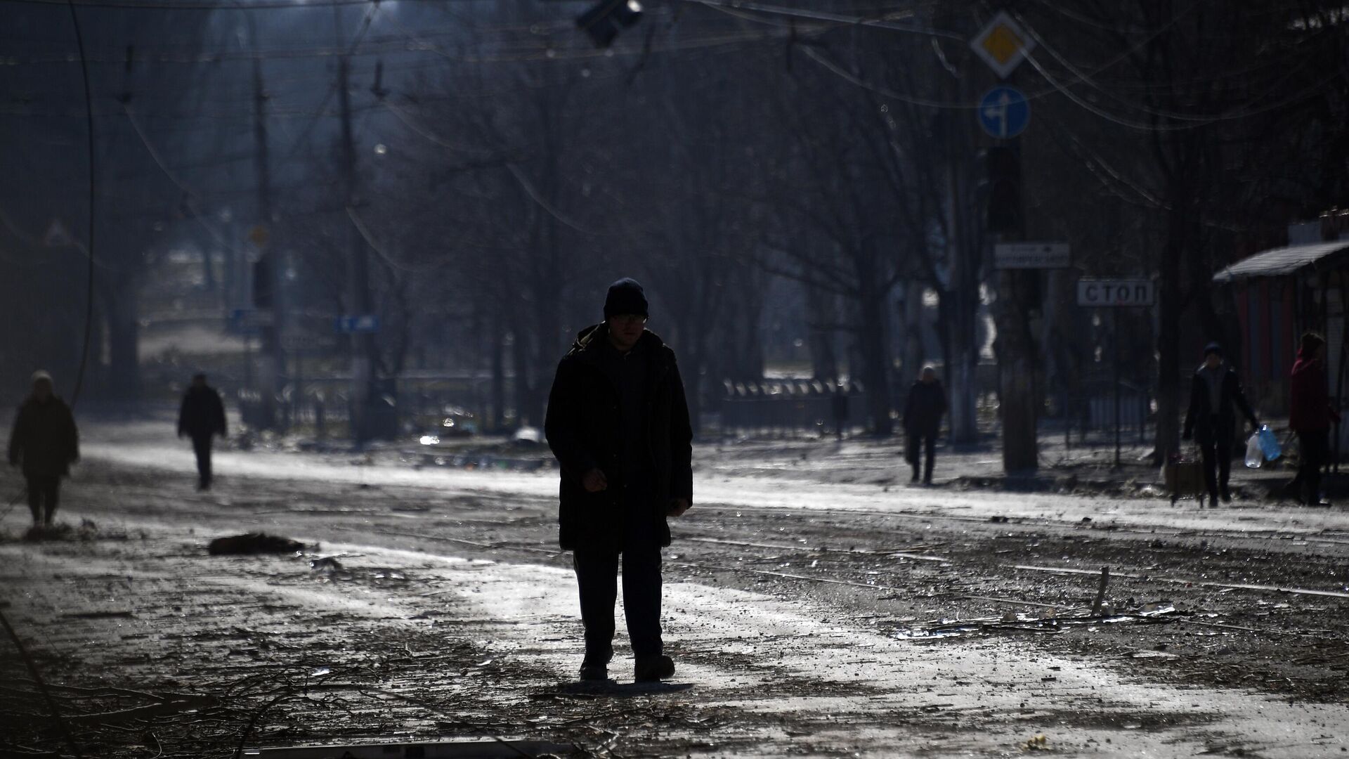 Жители города на одной из улиц в Мариуполе (28 марта 2022). Украина - Sputnik Армения, 1920, 30.03.2022