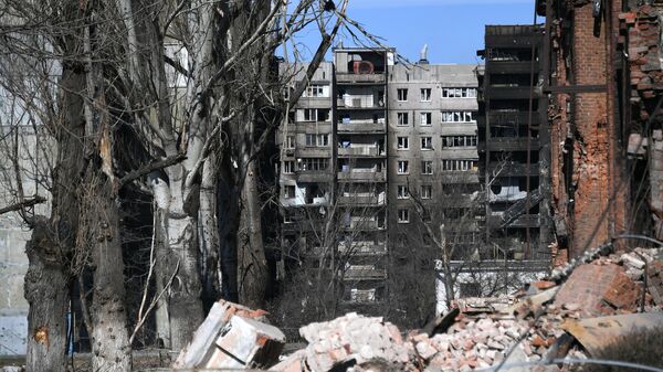Разрушенный в результате обстрелов жилой дом в Мариуполе - Sputnik Армения