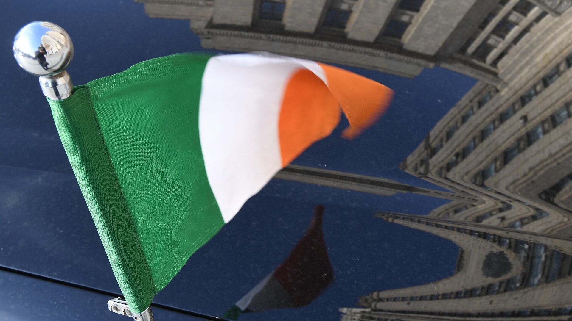 Государственный флаг Ирландии на автомобиле посольства у здания министерства иностранных дел РФ - Sputnik Армения, 1920, 01.12.2022