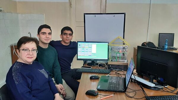 Команда школы по физматематике, завоевавшая золотую медаль конкурса-фестиваля Roboart 2022 - Sputnik Արմենիա