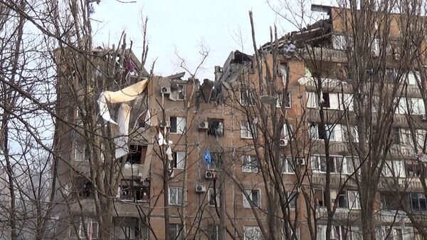 Руины на детской площадке: из-за удара ВСУ по жилому дому в Донецке погиб человек - Sputnik Армения