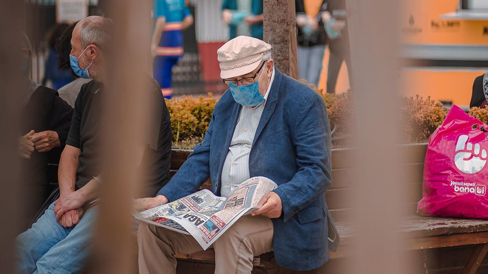 Читающий газету мужчина в Стамбуле - Sputnik Армения, 1920, 30.05.2022