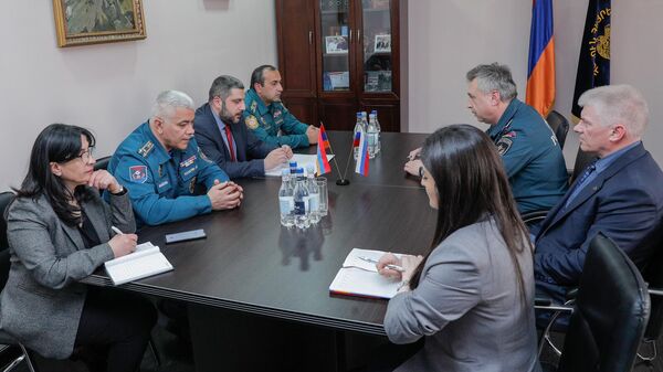 Արտակարգ իրավիճակների նախարարի առաջին տեղակալ Արմեն Փամբուխչյանը հանդիպել է ՌԴ ԱԻՆ միջազգային գործունեության վարչության տնօրեն Վլադիմիր Սոլովյովի հետ (30 մարտի, 2022թ)․ Երևան - Sputnik Արմենիա