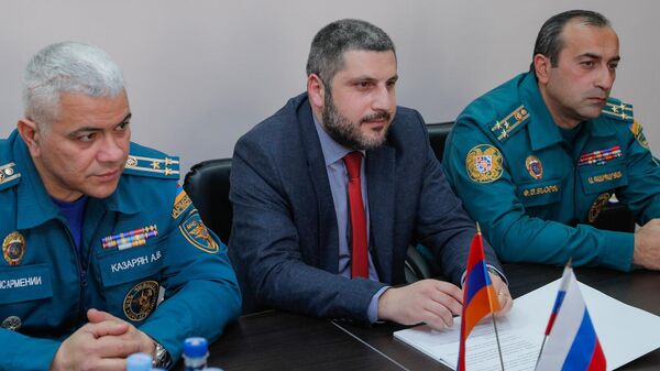 Первый заместитель министра по чрезвычайным происшествиям Армен Памбухчян встретился с директором управления международной деятельности МЧС РФ Владимиром Соловьевым (30 марта 2022). Еревaн - Sputnik Армения