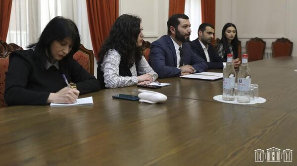 Руководитель парламентской группы дружбы Армения-Ирак Рустам Бакоян встретился с заместителем министра иностранных дел Иракского Курдистана Дабаном Шадалаем (30 марта 2022). Еревaн - Sputnik Армения