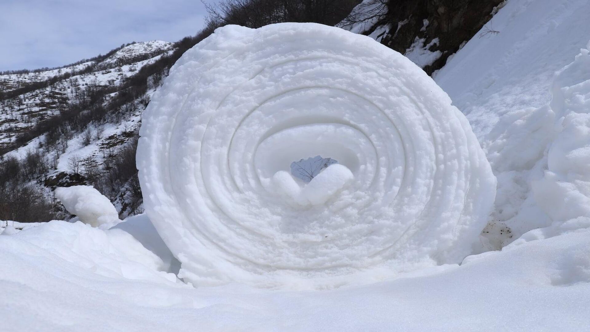Причудливое природное явление на Мегринском хребте: снежный ком принял форму рулета - Sputnik Армения, 1920, 31.03.2022