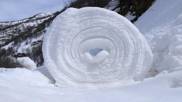 Причудливое природное явление на Мегринском хребте: снежный ком принял форму рулета - Sputnik Армения